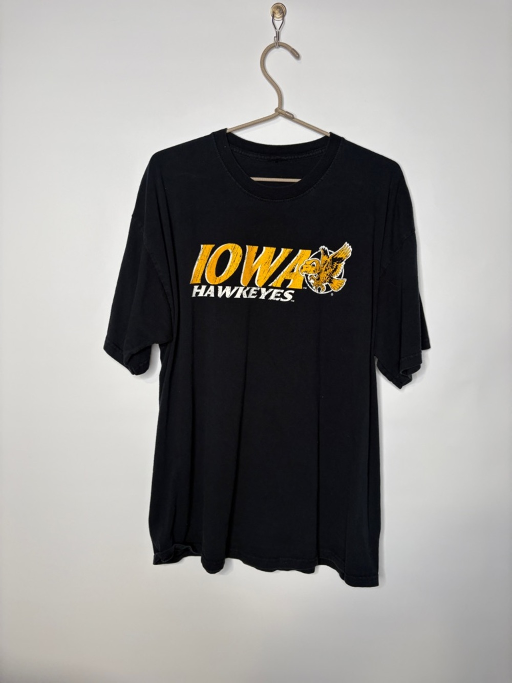 Vintage Iowa Hawkeyes Black Graphic Tee Yellow White Logo Size Large Unisex